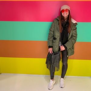 Meet your Posher, Caitlin